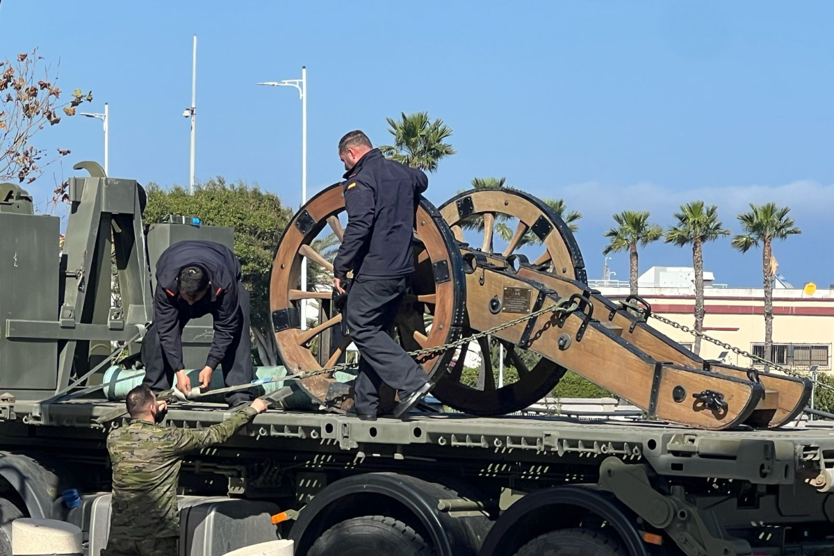 Labores de reparación y mantenimiento de los cañones de la Comandancia General de Ceuta / Alma Palomino
