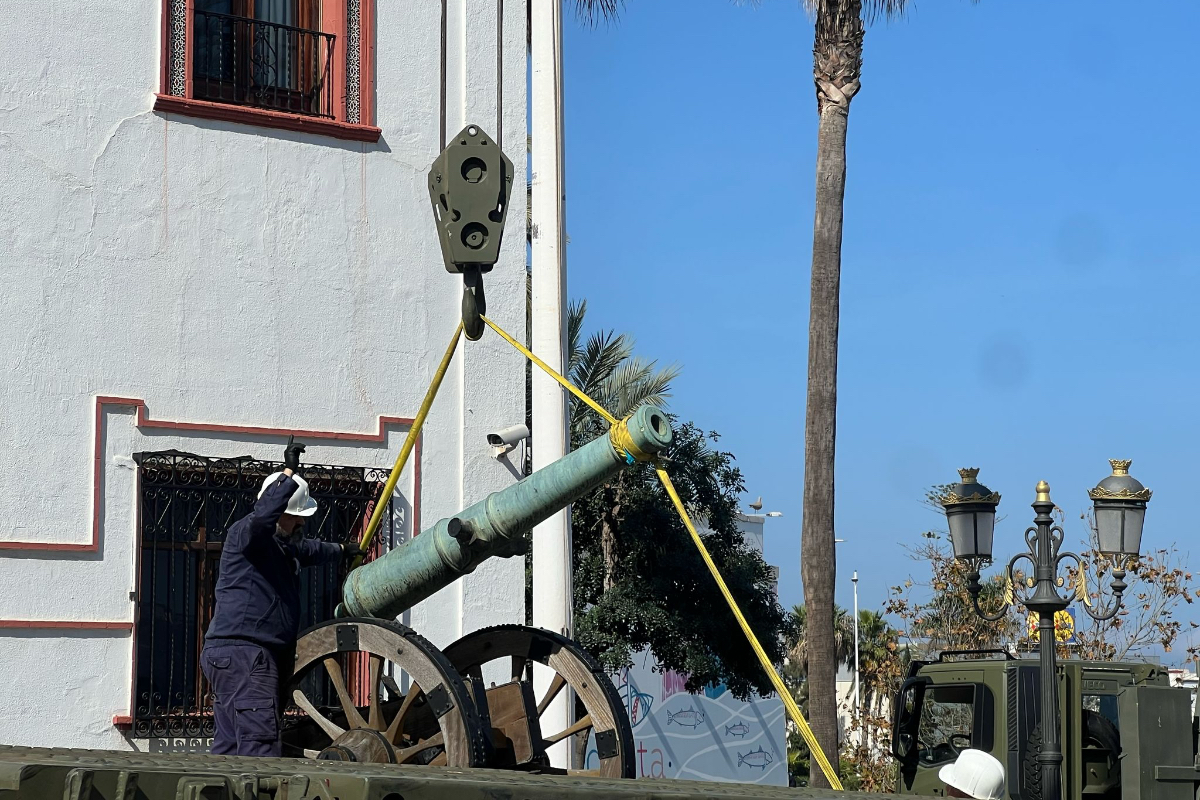 Labores de reparación y mantenimiento de los cañones de la Comandancia General de Ceuta / Alma Palomino