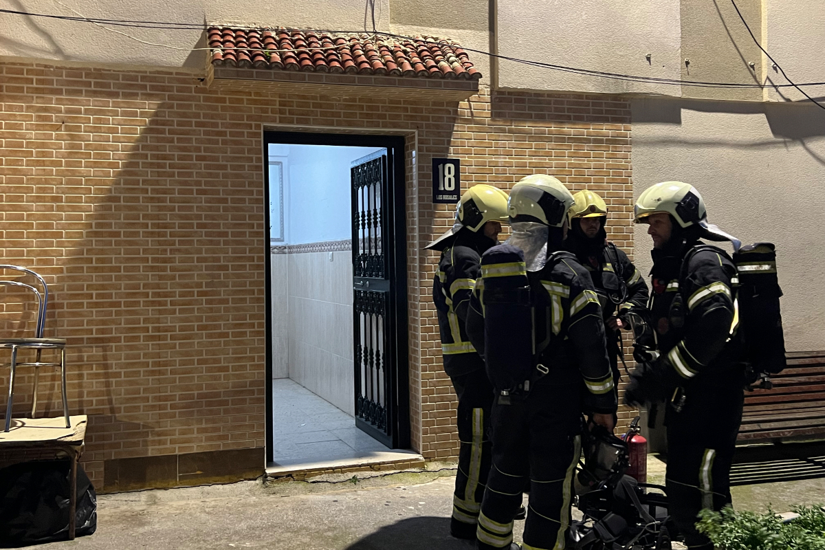 Bomberos en Los Rosales Nº18 / Alma Palomino