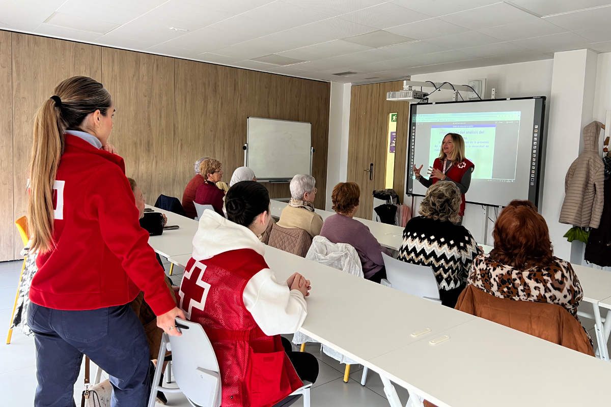 Programa de actividades de Cruz Roja dirigido a mujeres mayores / Alma Palomino