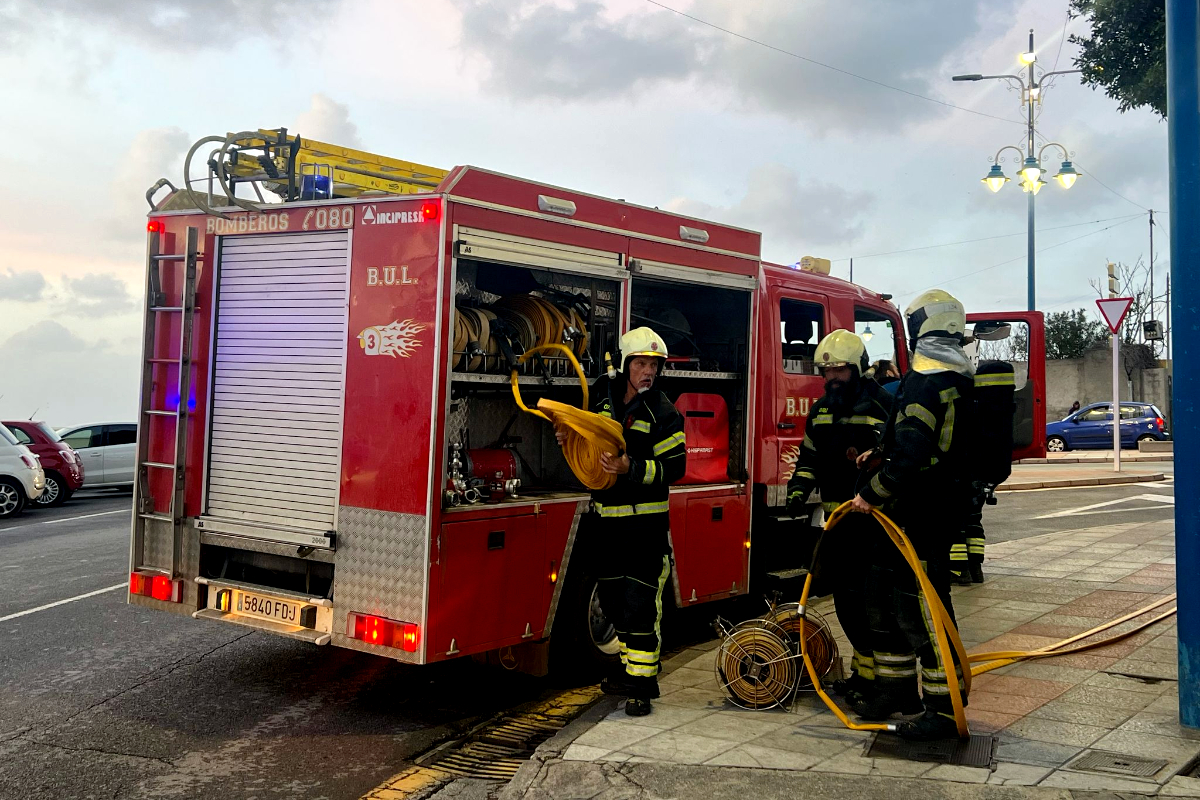Varios vehículos de Bomberos se han desplazado hasta la antigua infraestructura sanitaria / Alma Palomino