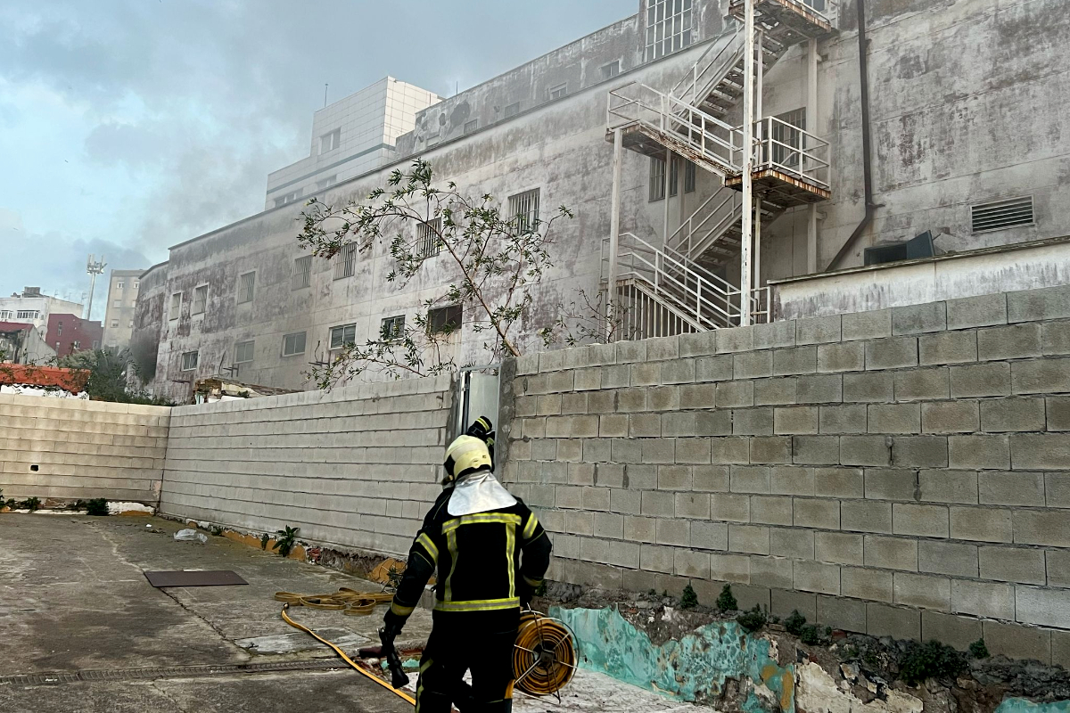 Los bomberos actuando en el incendio declarado en el antiguo Hospital de la Cruz Roja / Alma Palomino