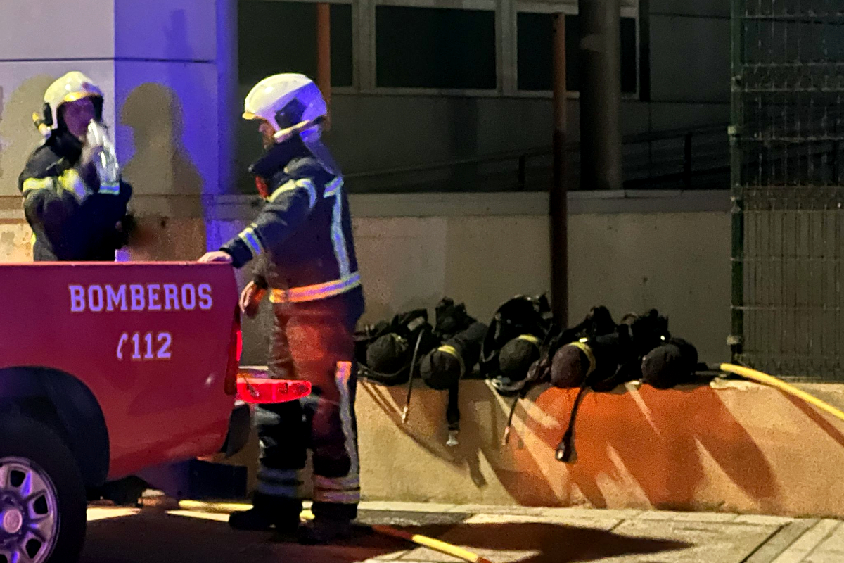 Los bomberos siguen actuando en el antiguo Hospital de la Cruz Roja / Alma Palomino