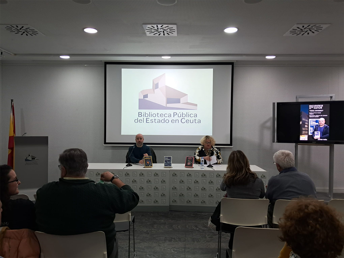Javier Peña en la presentación de Tinta invisible / César Martín