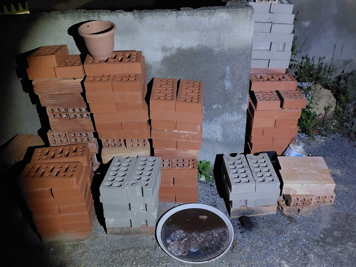 Ladrillos arrojado a los policías