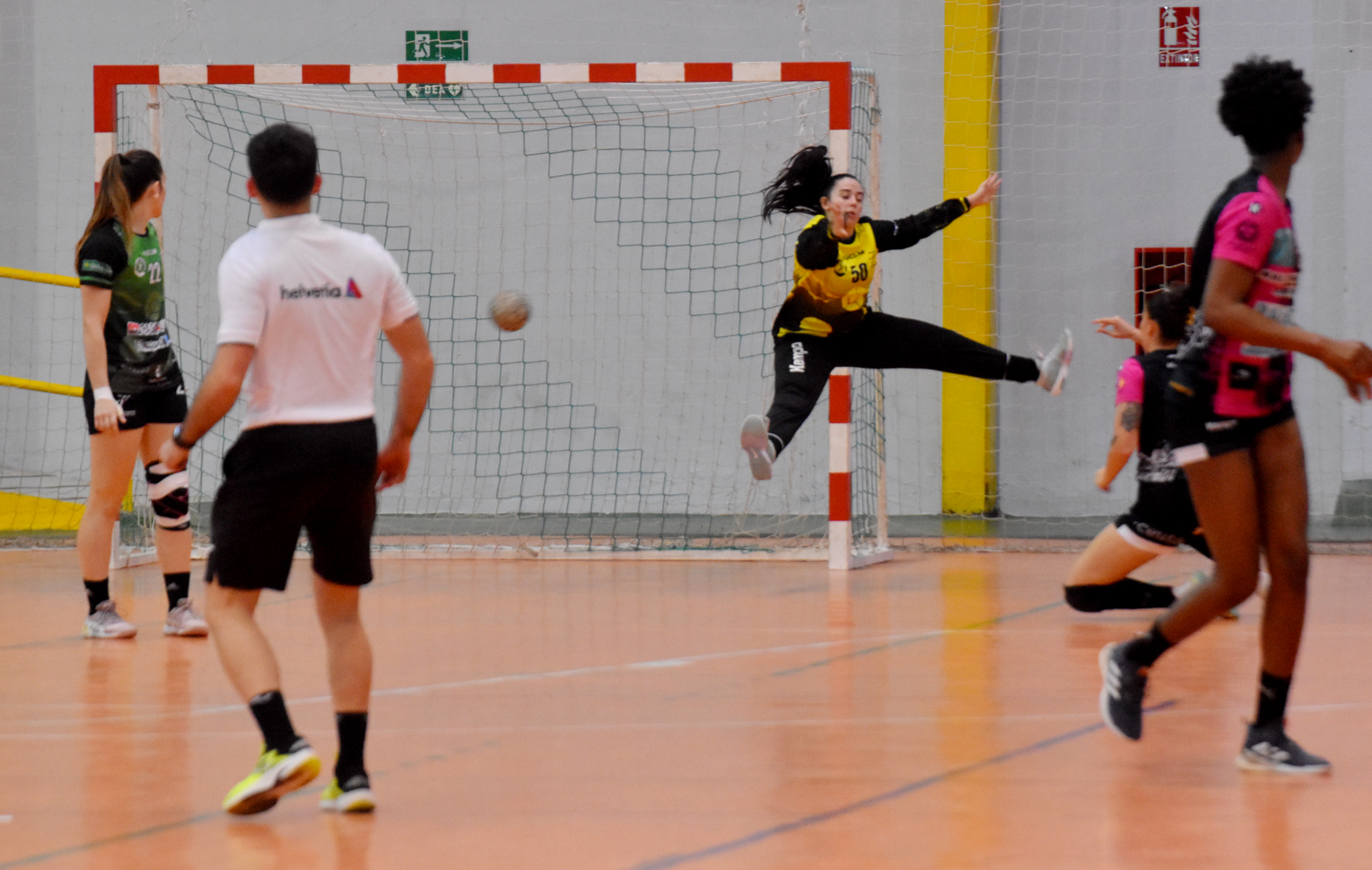 El Balonmano Estudiantes derrota al líder y buscará luchar por el ascenso en la última jornada (2)