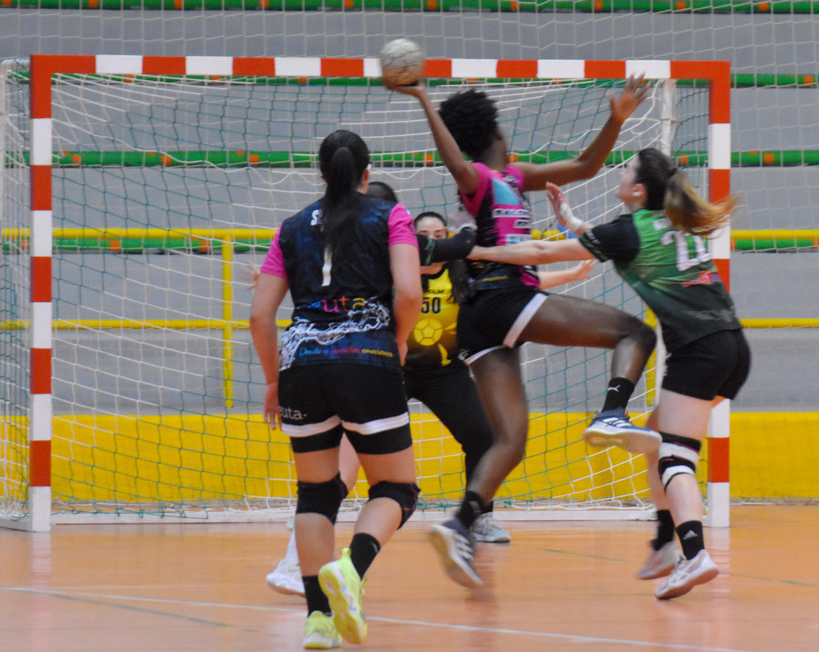 El Balonmano Estudiantes derrota al líder y buscará luchar por el ascenso en la última jornada