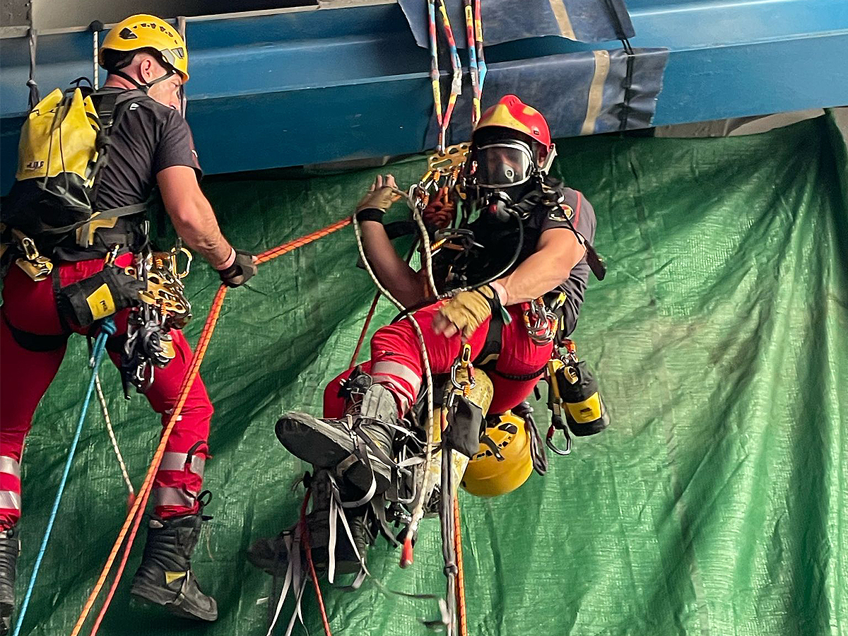 Jornadas de rescate vertical en Linares / Cedidas