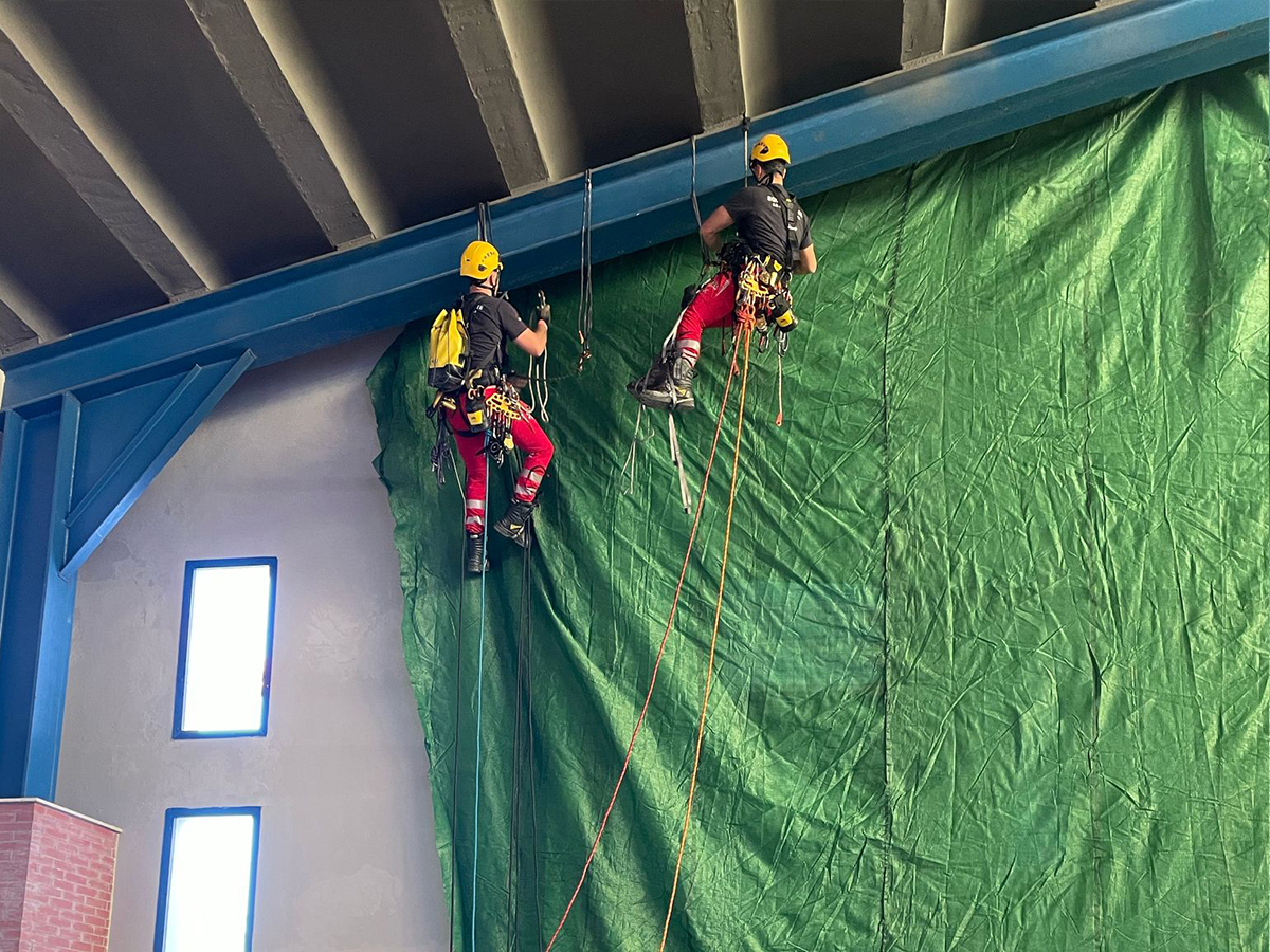 Jornadas de rescate vertical en Linares / Cedidas