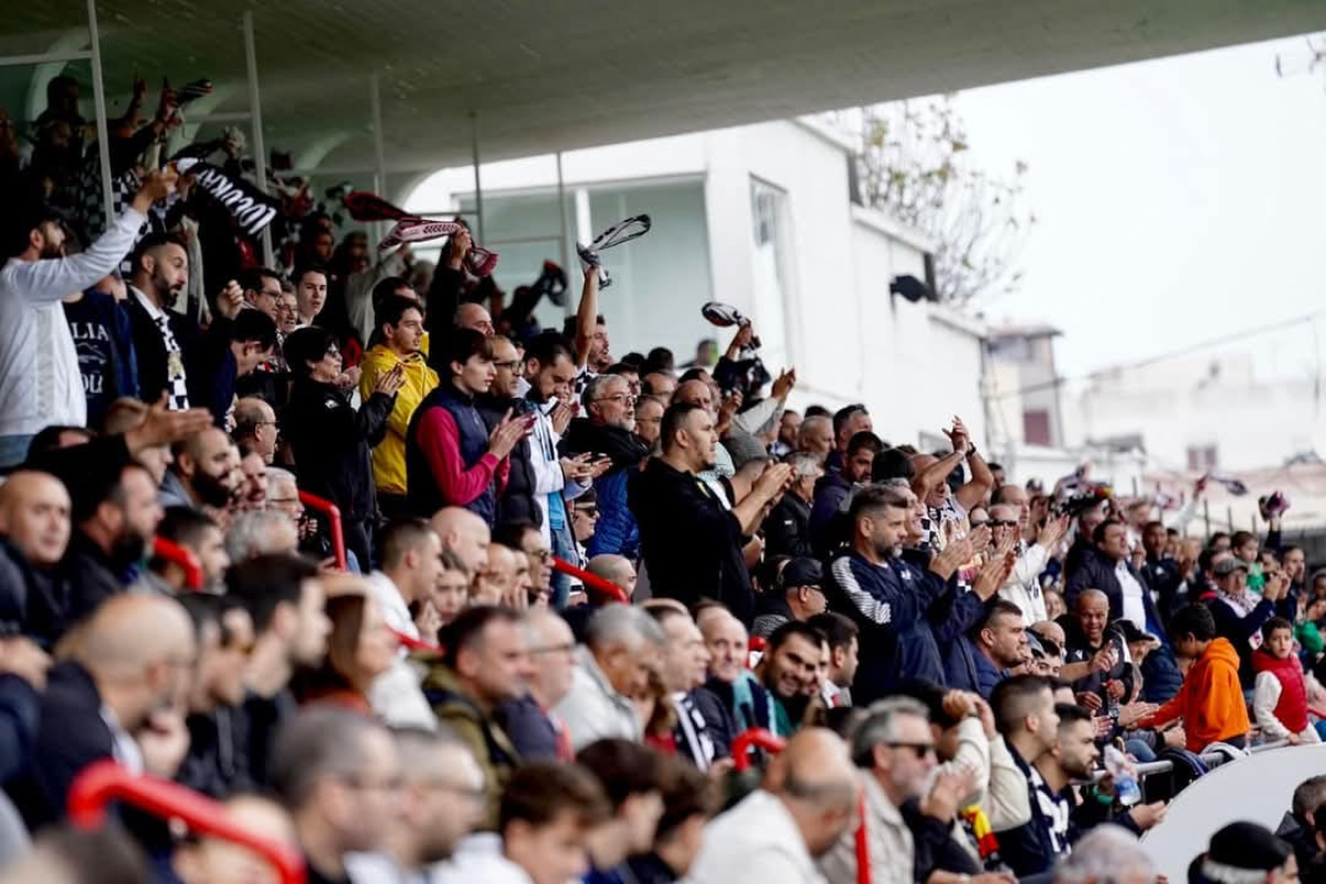 Aficionados Ad Ceuta en el Estadio Alfonso Murube / Rafa Báez