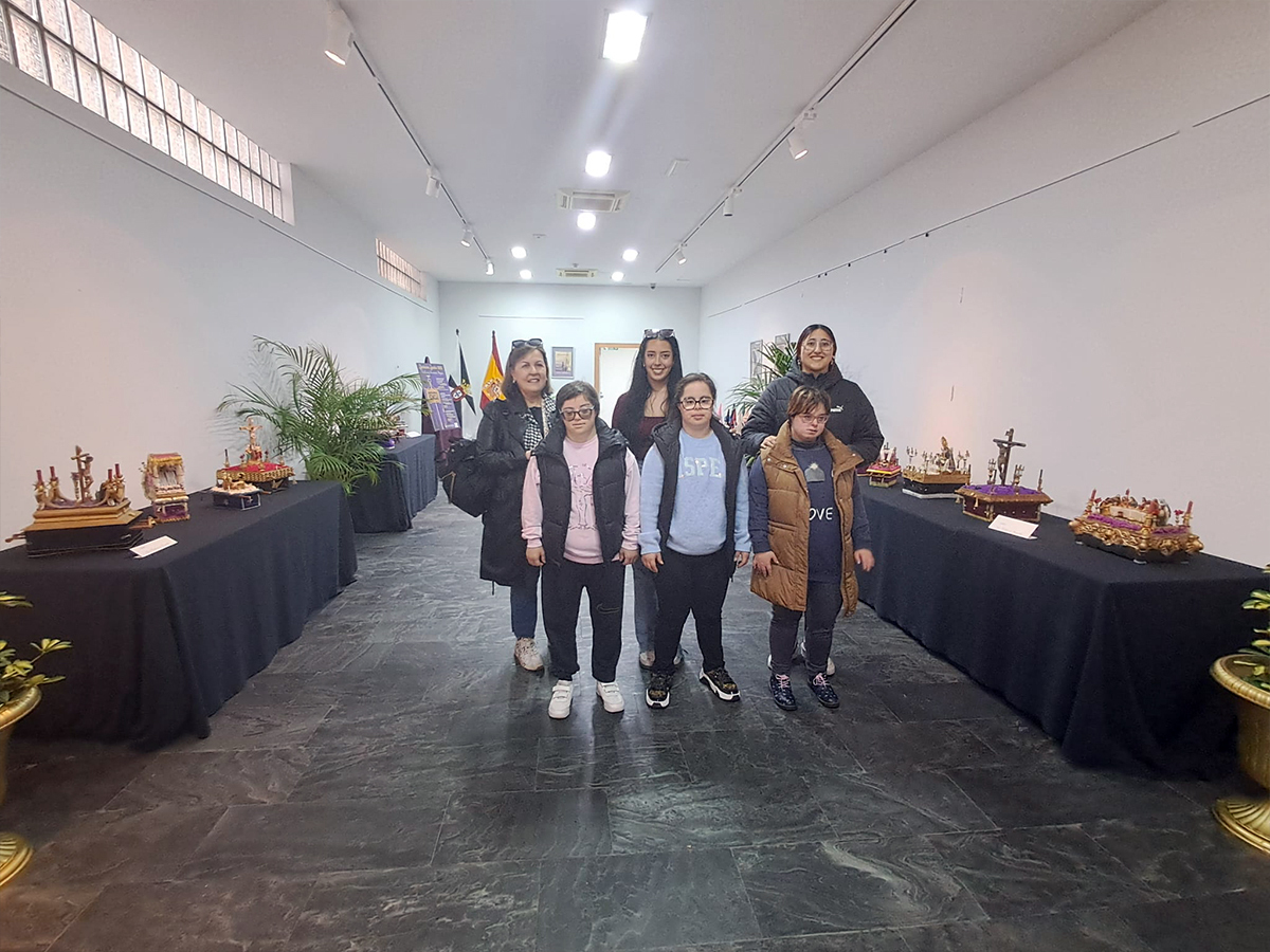 Visita de Down Ceuta a las miniaturas de Semana Santa / César Martín
