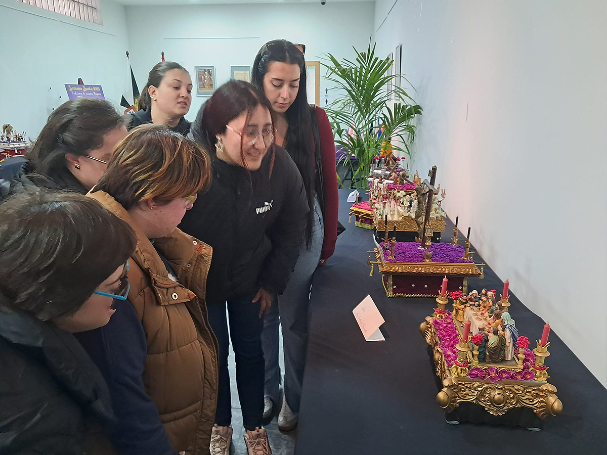 Visita de Down Ceuta a las miniaturas de Semana Santa / César Martín