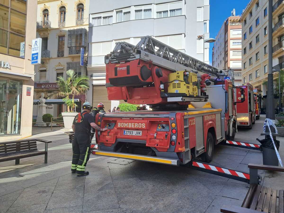 Actuación de los bomberos en el Paseo del Revellín / César Martín