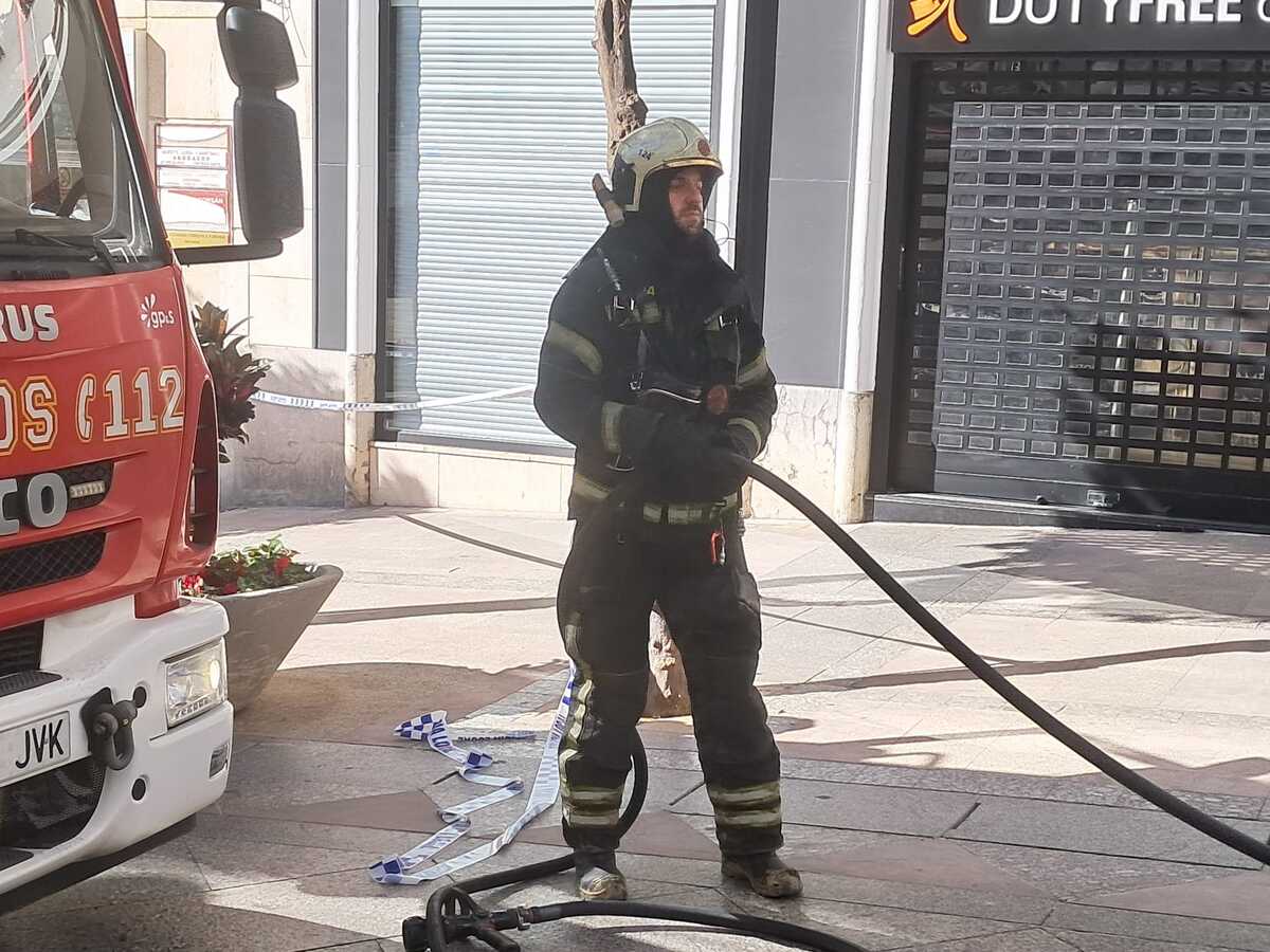 Actuación de los bomberos en el Paseo del Revellín / César Martín