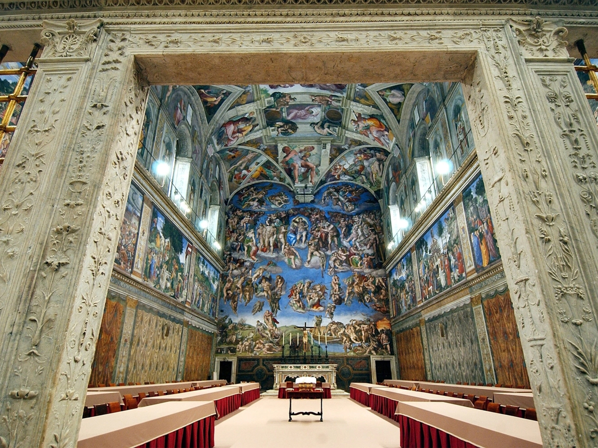 Mesas y sillas en la Capilla Sixtina