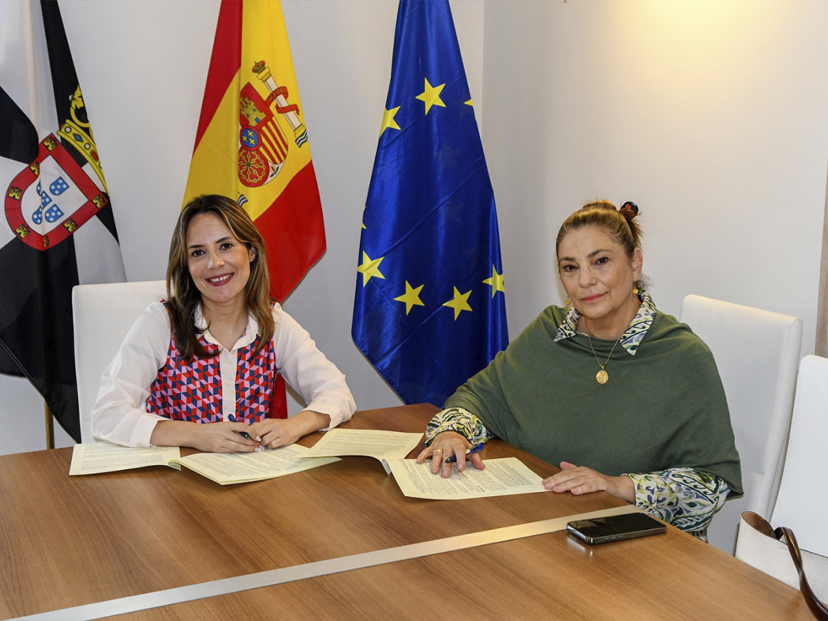 María José Lesmes firma el convenio con Pilar Orozco