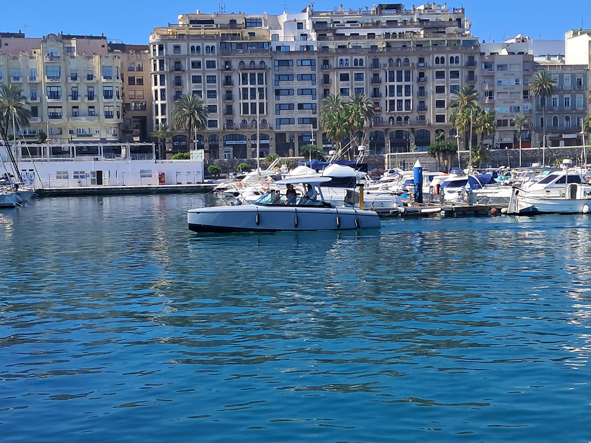 Elina, el primer barco completamente solar del mundo, en su visita a Ceuta / César Martín
