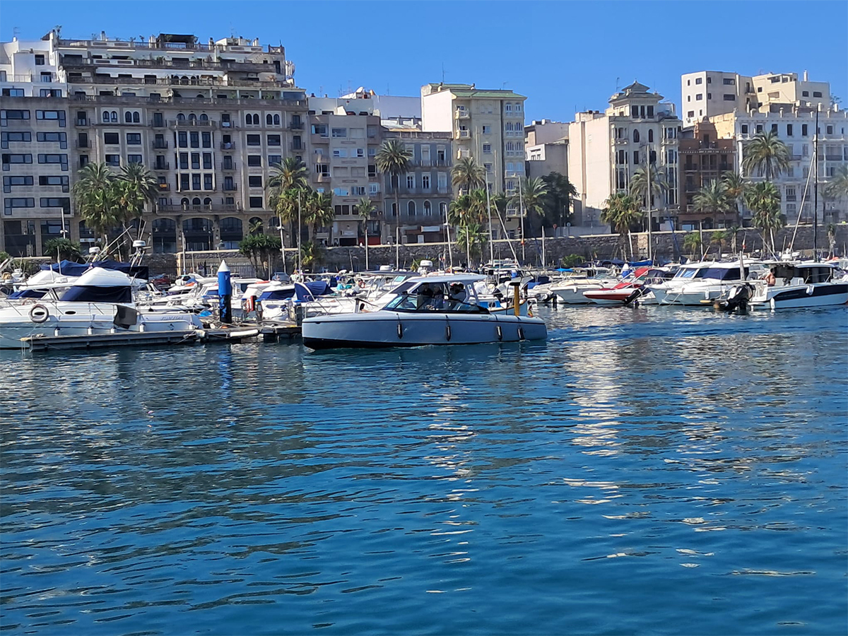 Elina, el primer barco completamente solar del mundo, en su visita a Ceuta / César Martín