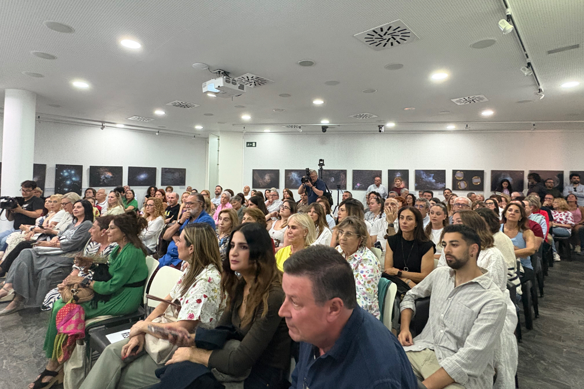 Sala llena para la visita de Carmen Mola, en la Biblioteca Pública / Alma Palomino