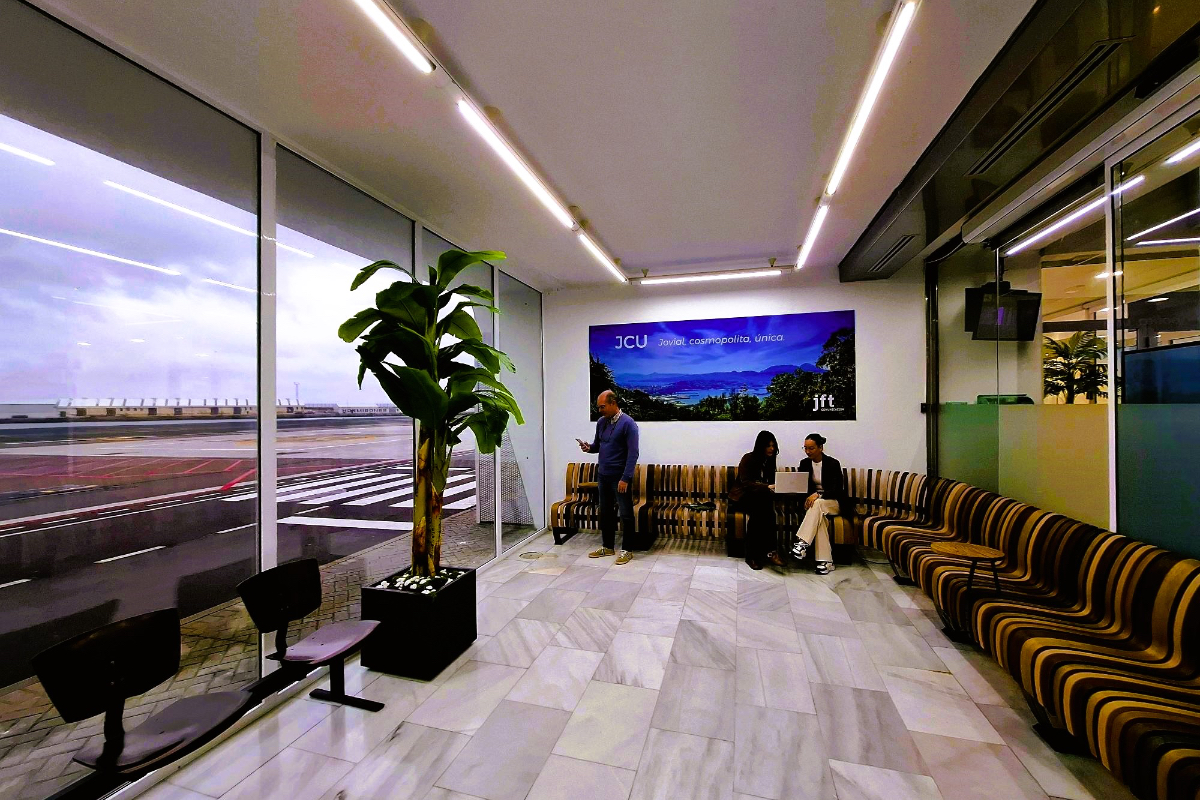 Nuevo mobiliario del Helipuerto / Cedida