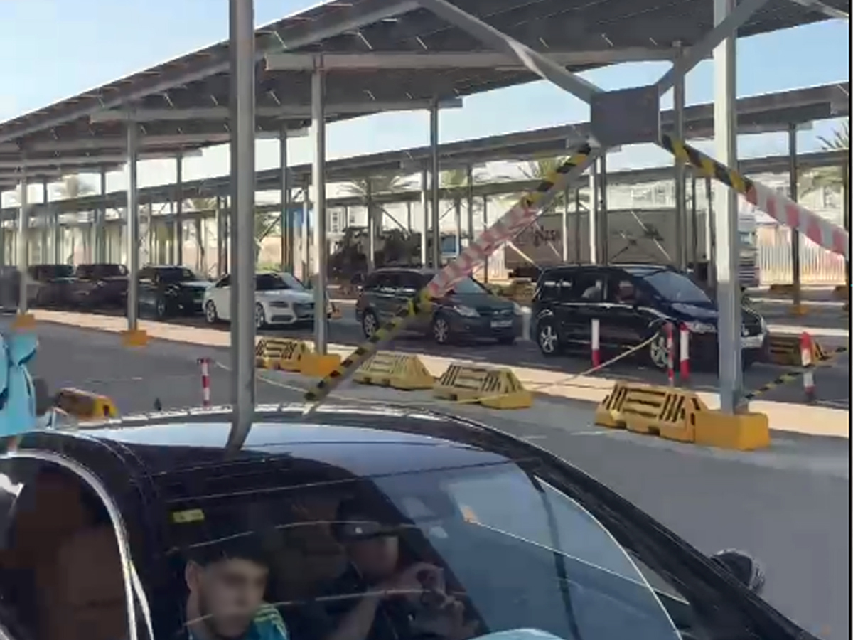 Viajeros varados en el puerto
