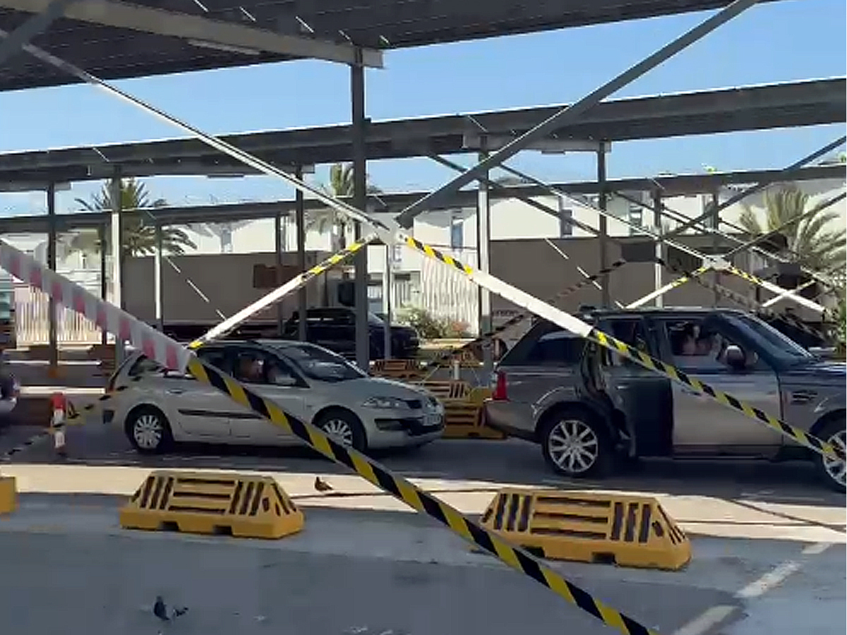 Viajeros varados en el puerto
