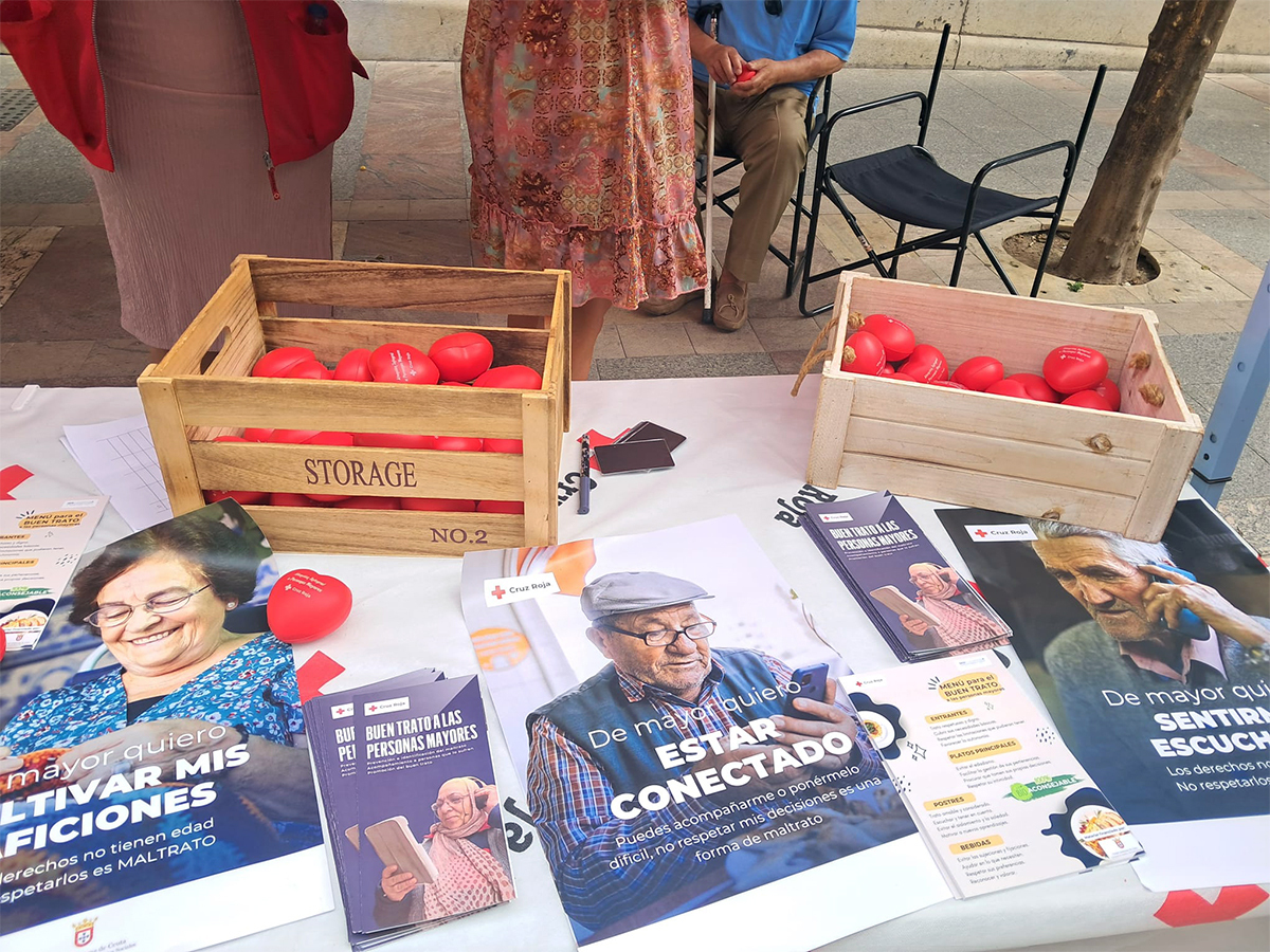 Stand de Cruz Roja en el Paseo del Revellín / César Martín