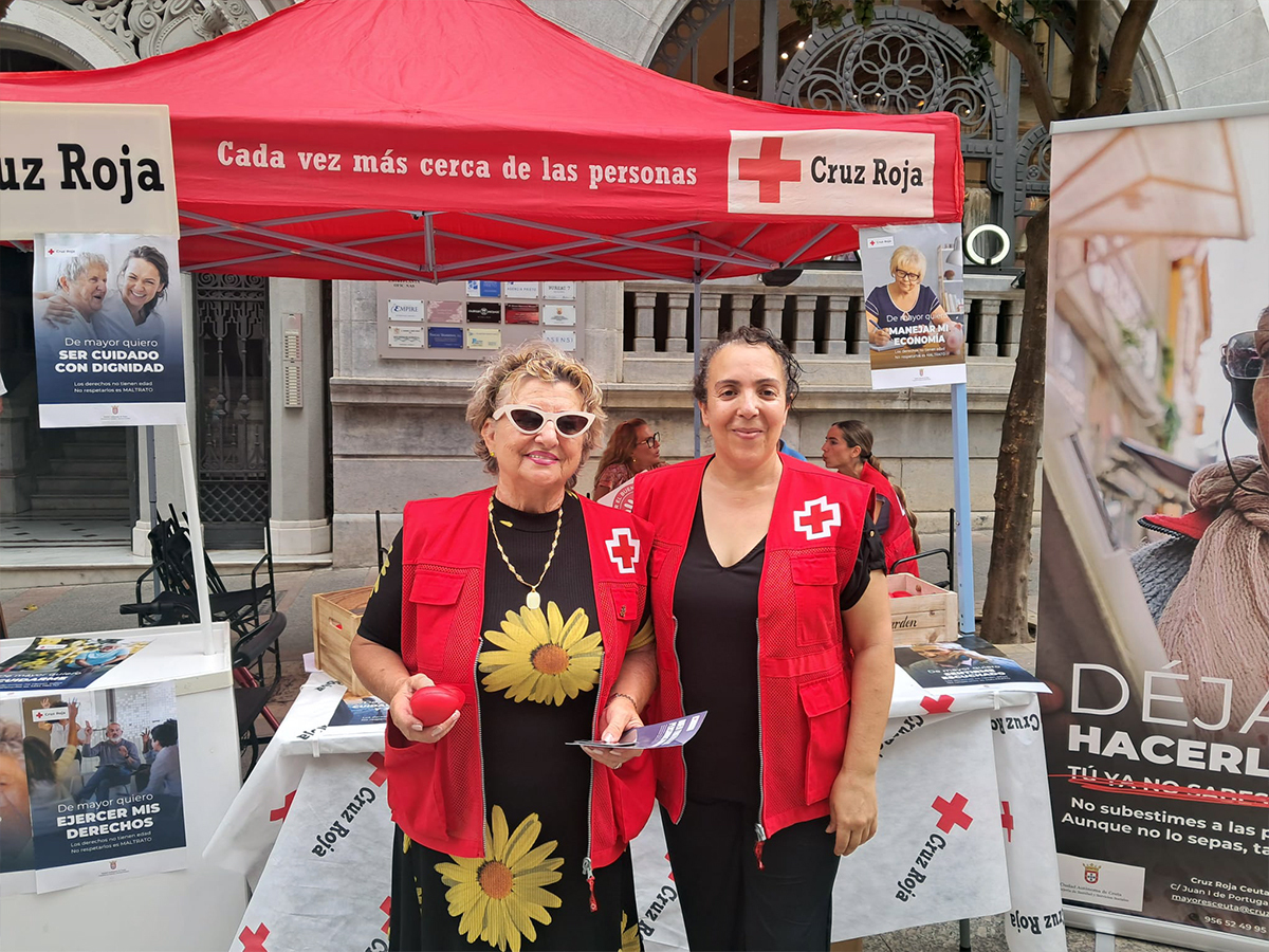 Stand de Cruz Roja en el Paseo del Revellín / César Martín