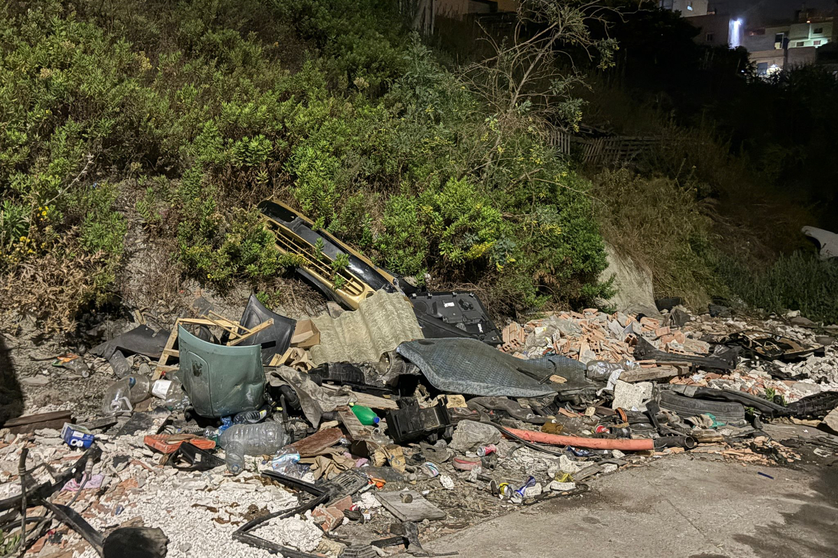 Basura en la barriada El Principe / Alma Palomino