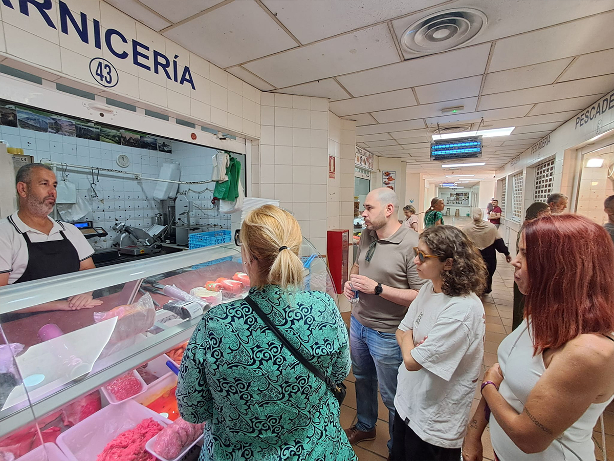 Visita del PSOE al Mercado de Hadu / César Martín