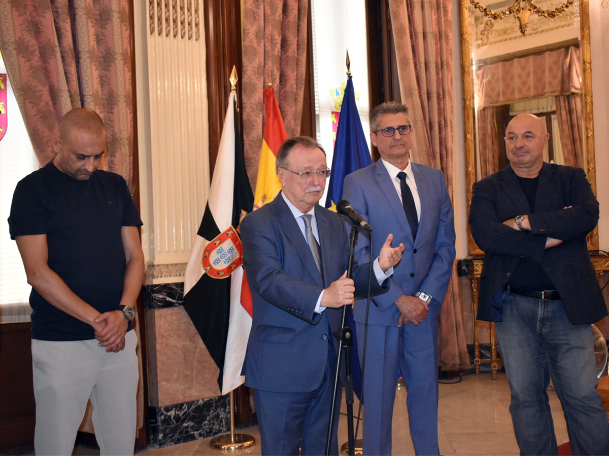 Recepción en el Salón del Trono del Ceuta Femenino / Rafa Báez