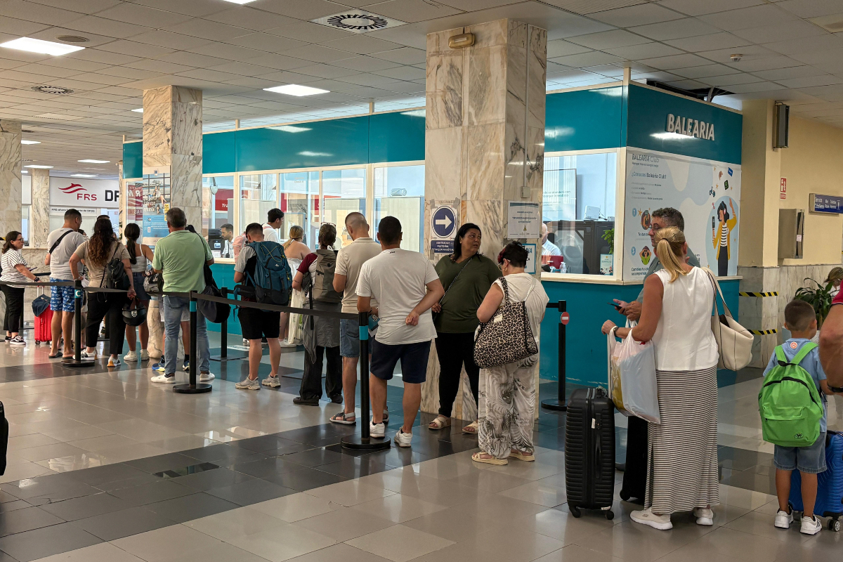 Cola en Balearia para adquirir billetes / Alma Palomino