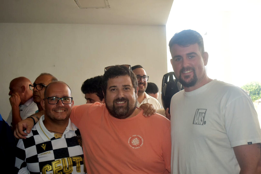 Aficionados haciendo cola para renovar su abono / Rafa Báez