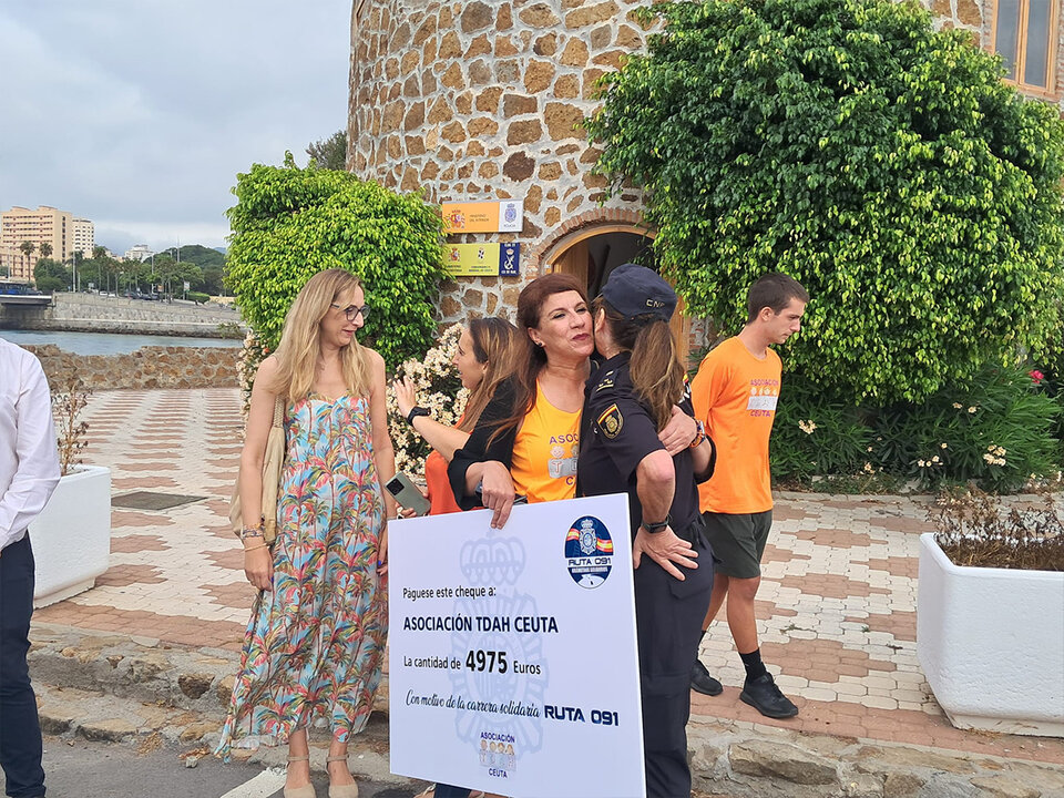 La Policía Nacional entrega el cheque de la recaudación de la Ruta 091 a TDAH Ceuta / César Martín