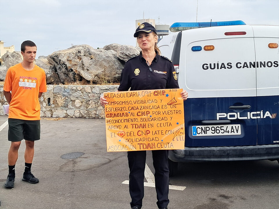 La Policía Nacional entrega el cheque de la recaudación de la Ruta 091 a TDAH Ceuta / César Martín