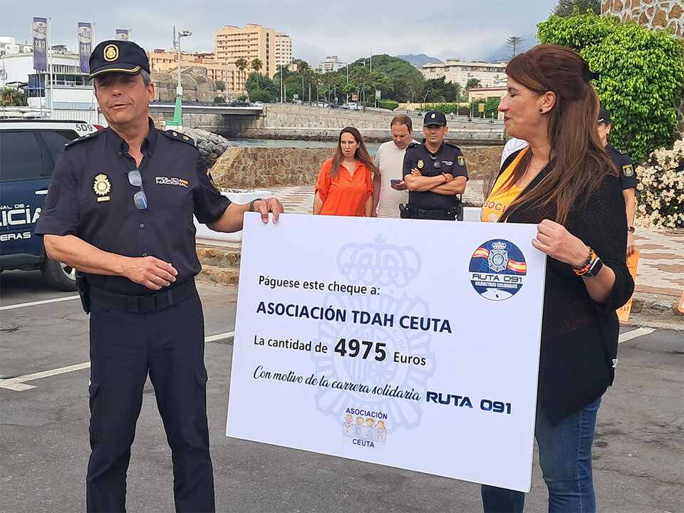 La Policía Nacional entrega el cheque de la recaudación de la Ruta 091 a TDAH Ceuta / César Martín