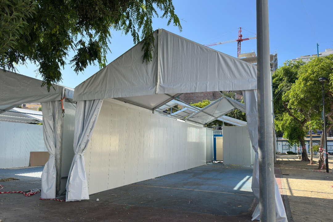 Montaje de las casetas de la Feria / Mohammed Ettouileb