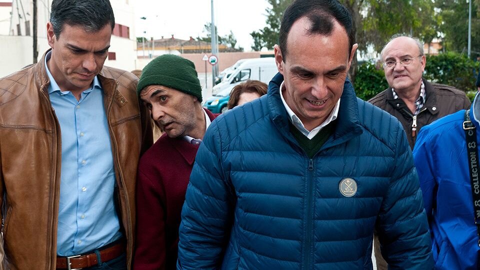 Restituto Contreras al fondo, acompañando a Pedro Sánchez en la campaña de elecciones primarias de 2017 / Javier Sakona