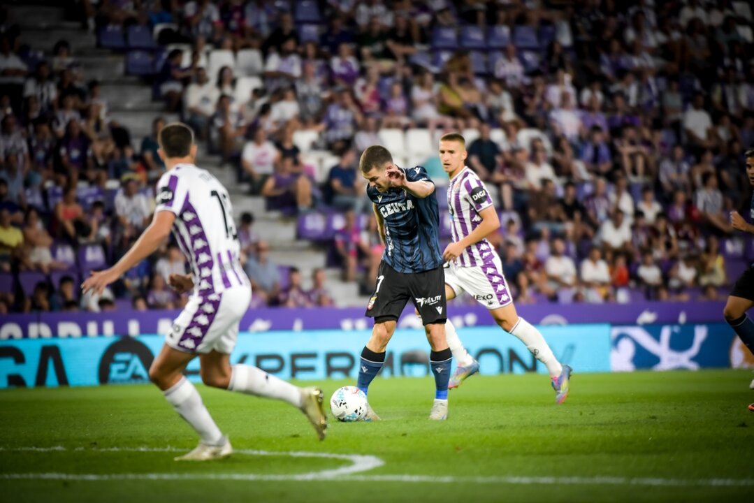El Real Valladolid amarga el debut del Ceuta en Liga Hypermotion