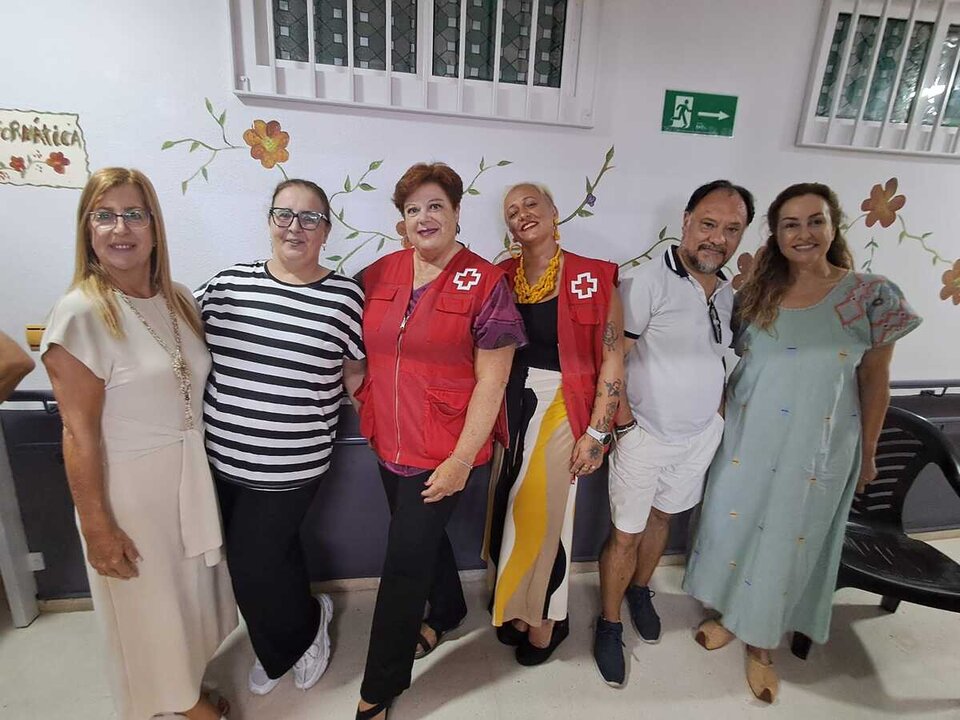 Desayuno entre los jóvenes de ‘Conoce Ceuta 2025’ y los mayores del Centro de Cruz Roja / César Martín