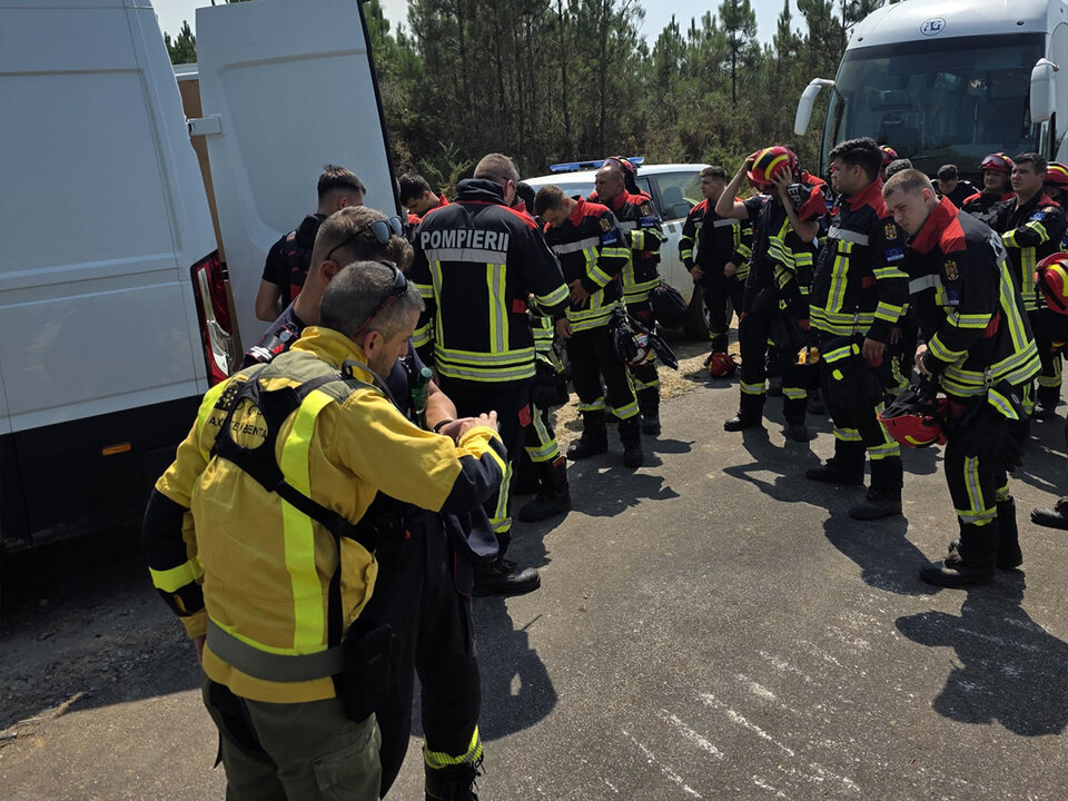 Bomberos rumanos colaborando en los incendios de Galicia