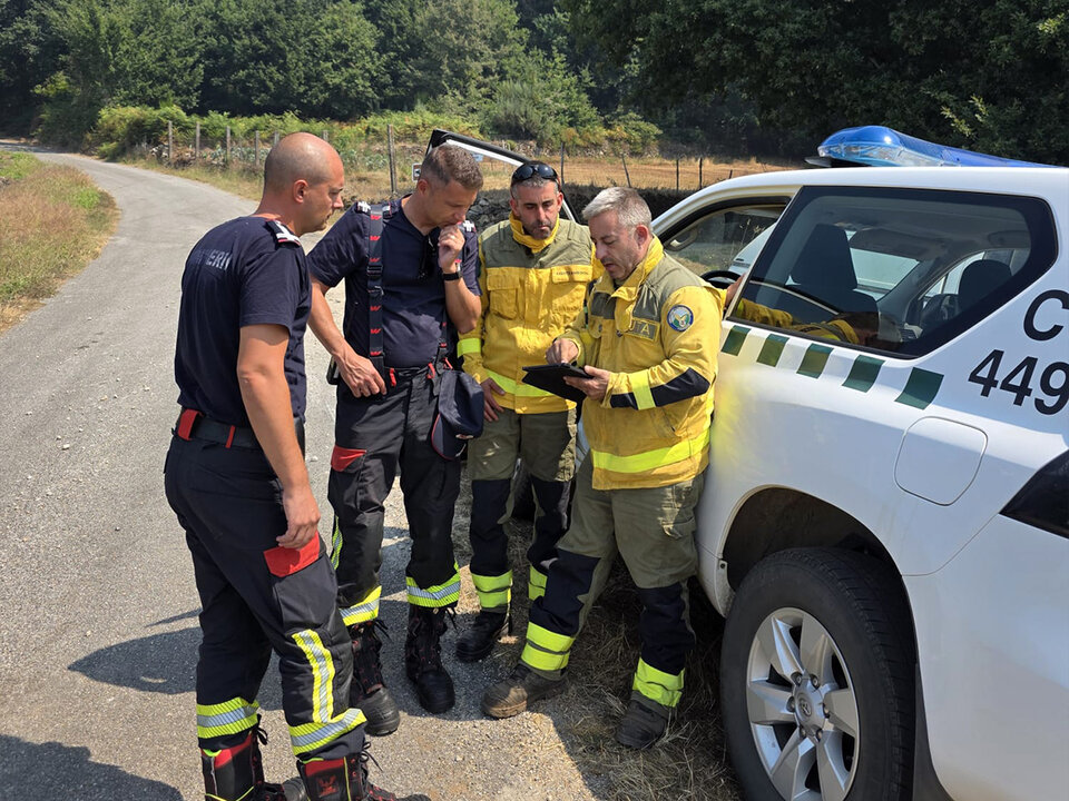 Bomberos rumanos colaborando en los incendios de Galicia