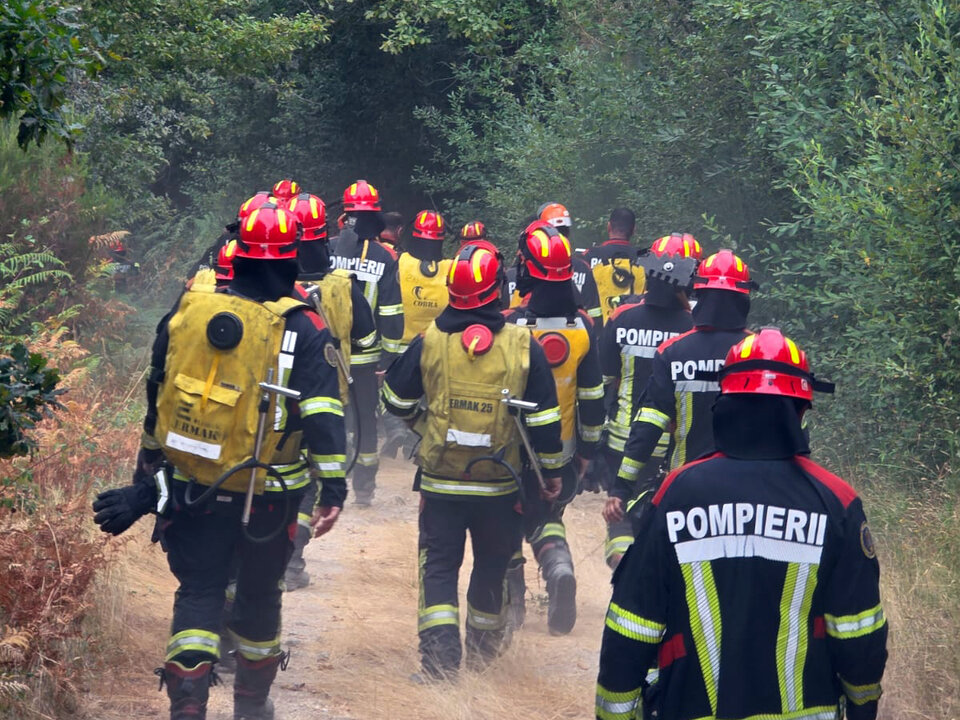 Bomberos rumanos colaborando en los incendios de Galicia