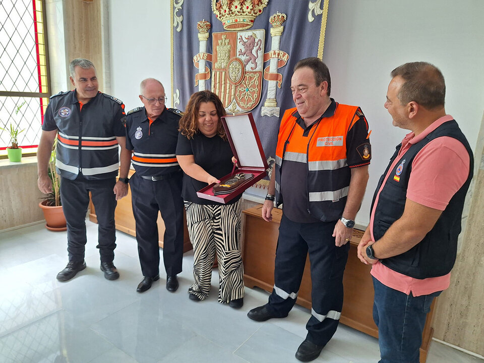 Tras la rueda de prensa Arturo Fuente, Presidente de ANAV / Protección Civil  España ha entregado  de una placa a la Delegada del Gobierno