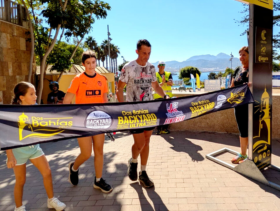 Fernando Alarcón se lleva la Backyard ultra de Ceuta tras 32 vueltas al Hacho
