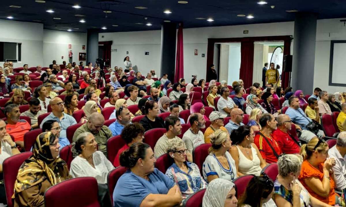 El salón de actos, hasta la bandera en el marco de las Jornadas 45+ / Rafa Báez