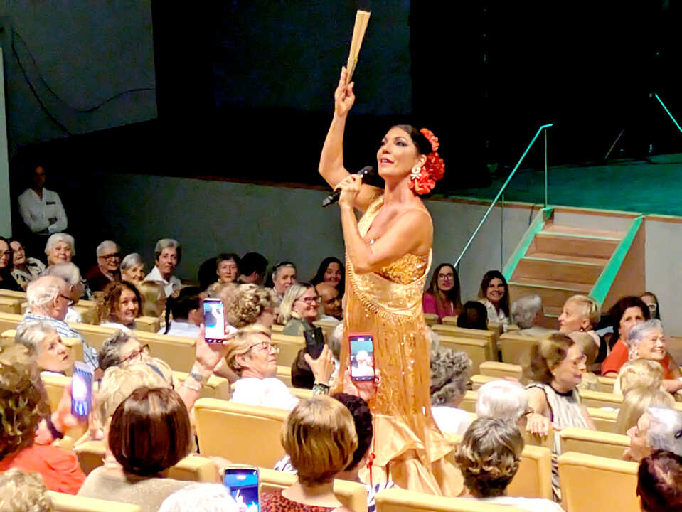 El Revellín vibra con Joana Jiménez en el Día Internacional de las Personas Mayores
