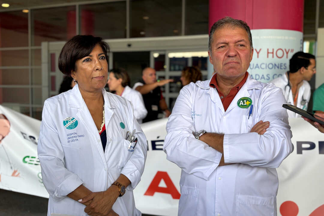 Concentración de médicos y facultativos a las puertas del HUCE / Alma Palomino