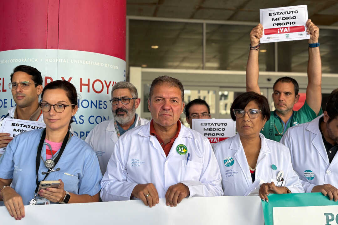 Concentración de médicos y facultativos a las puertas del HUCE / Alma Palomino