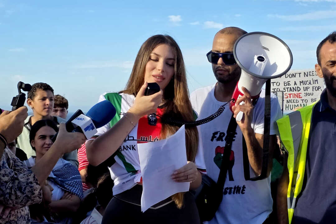 La hija de la activista Hanan Alcalde durante la lectura del manifiesto / Laura Ortiz